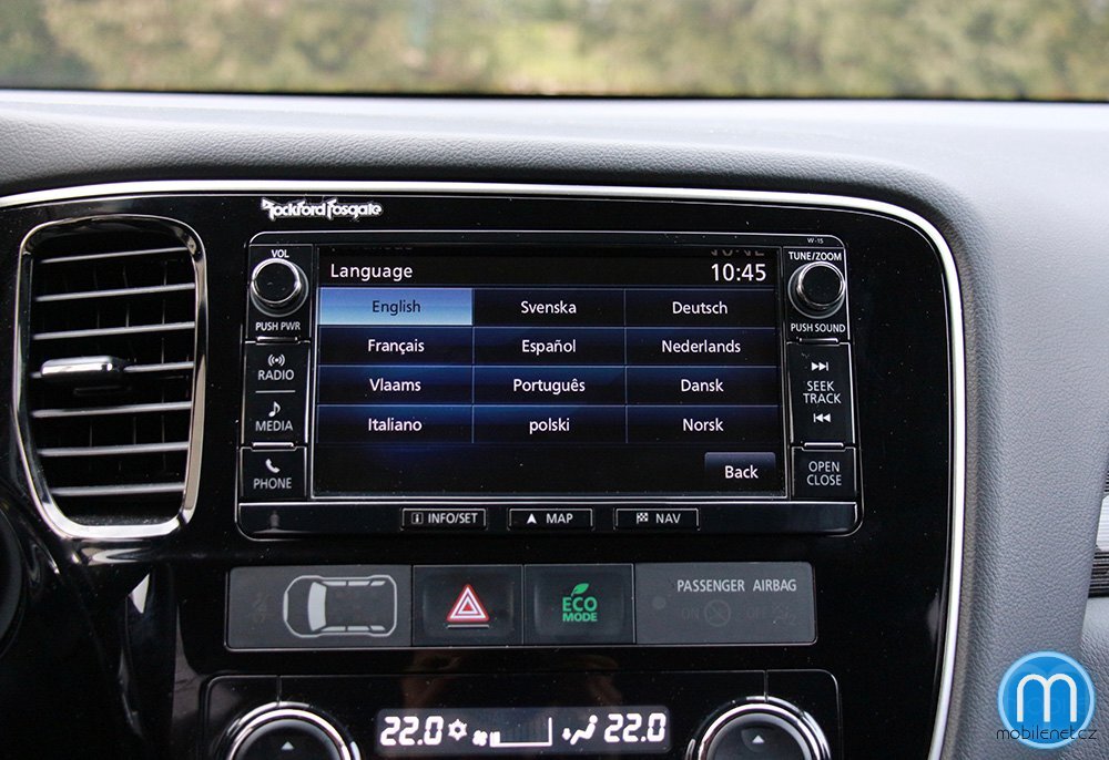 Mitsubishi Outlander infotainment