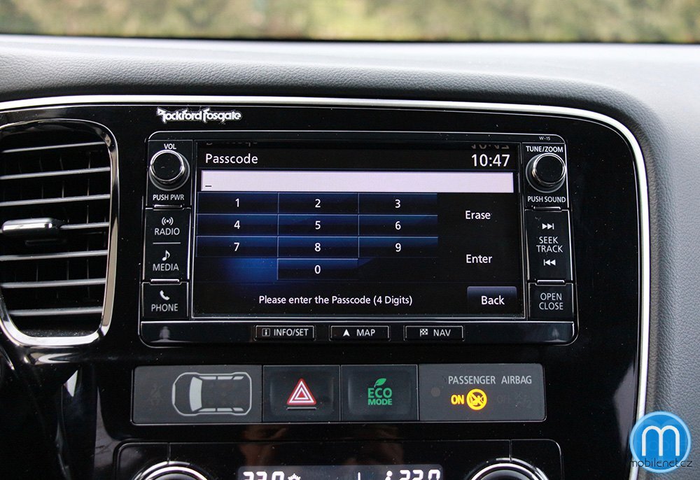 Mitsubishi Outlander infotainment