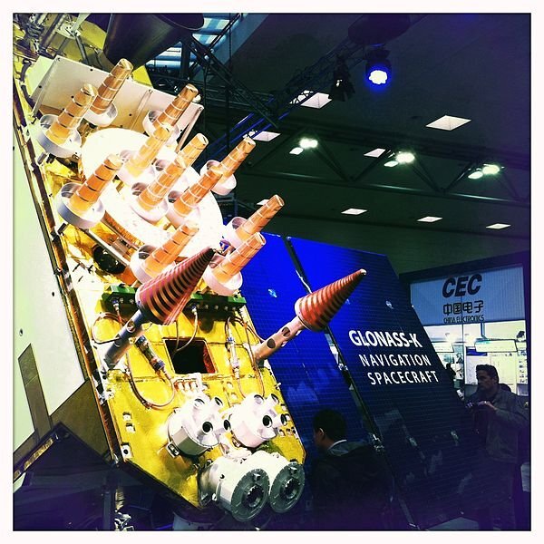 Model satelitu GLONASS-K představený na Cebitu 2011