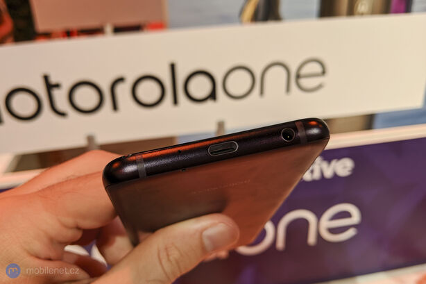 Motorola One Zoom