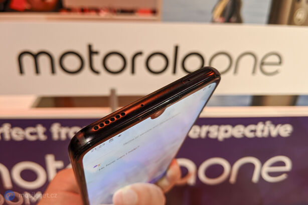 Motorola One Zoom