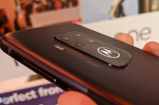 Motorola One Zoom