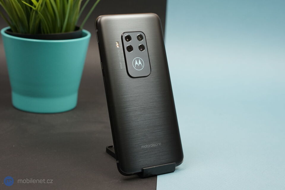 Motorola One Zoom