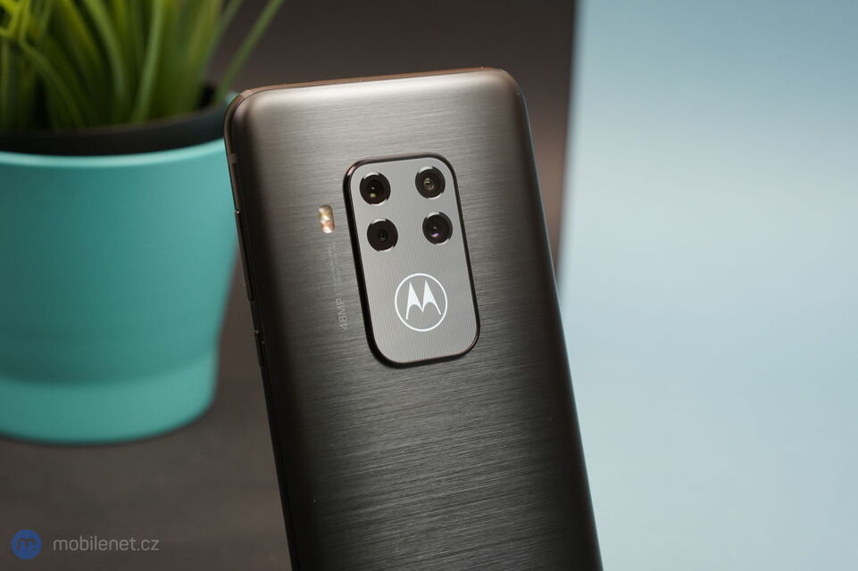 Motorola One Zoom