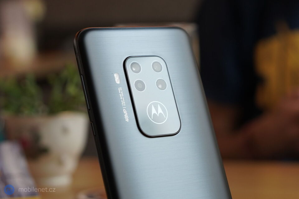 Motorola One Zoom