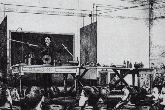 Nicola Tesla demonstruje v roce 1891 bezdrátový přenos energie
