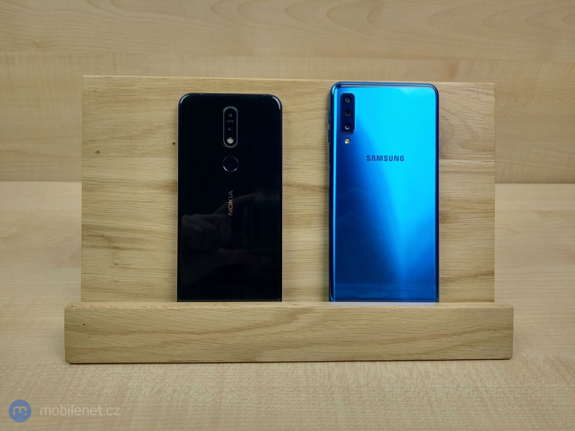 Nokia 7.1 a Samsung Galaxy A7 (2018)