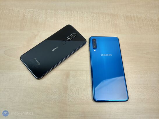 Nokia 7.1 a Samsung Galaxy A7 (2018)