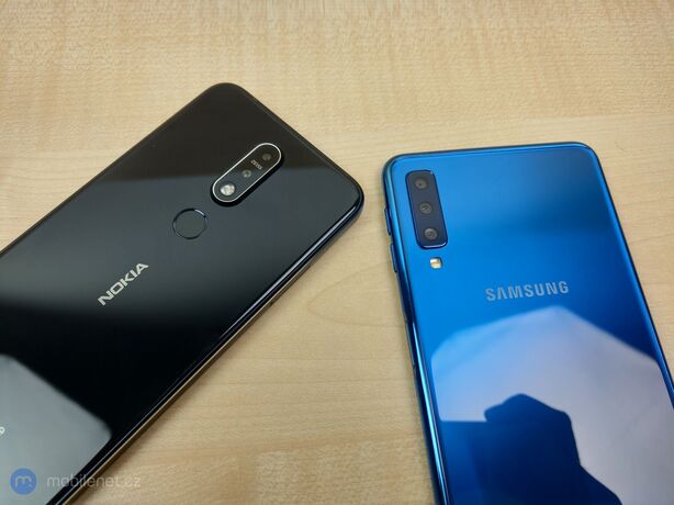 Nokia 7.1 a Samsung Galaxy A7 (2018)