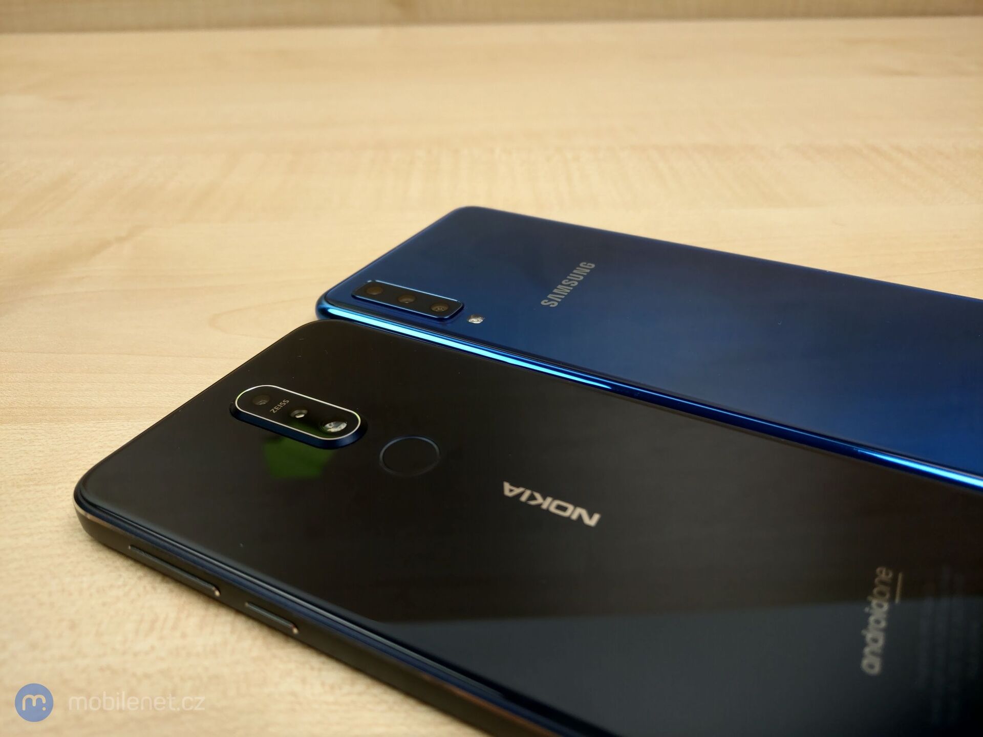 Nokia 7.1 a Samsung Galaxy A7 (2018)
