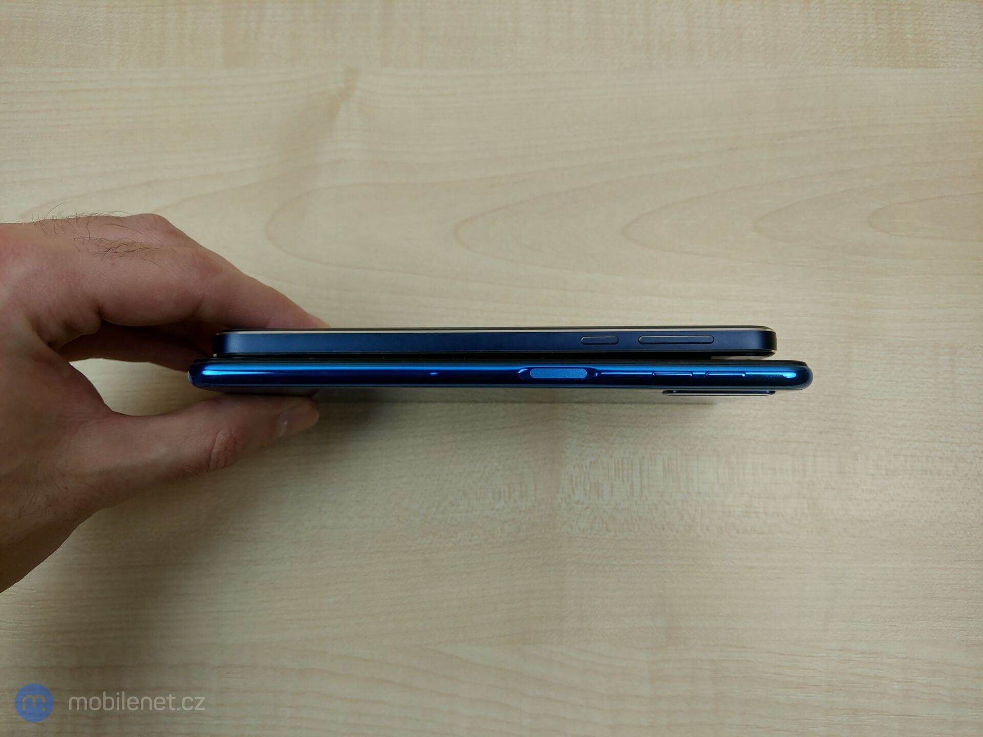 Nokia 7.1 a Samsung Galaxy A7 (2018)