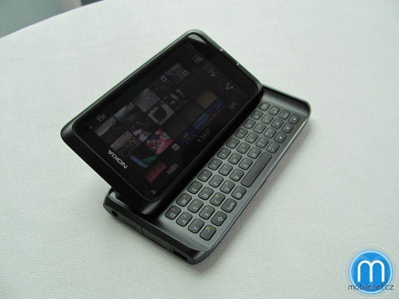 Nokia E7