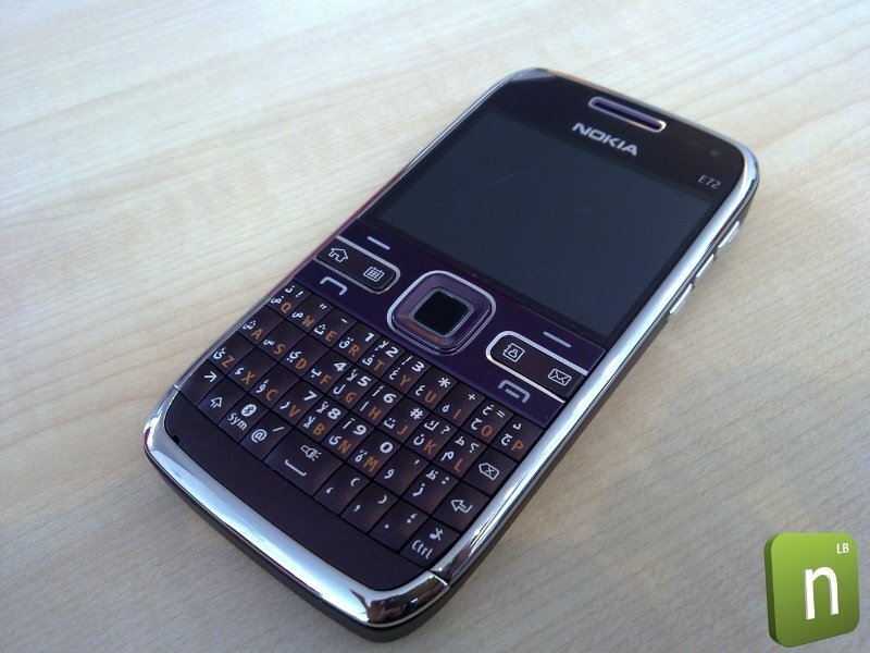 Nokia E72 ve fialové barvě