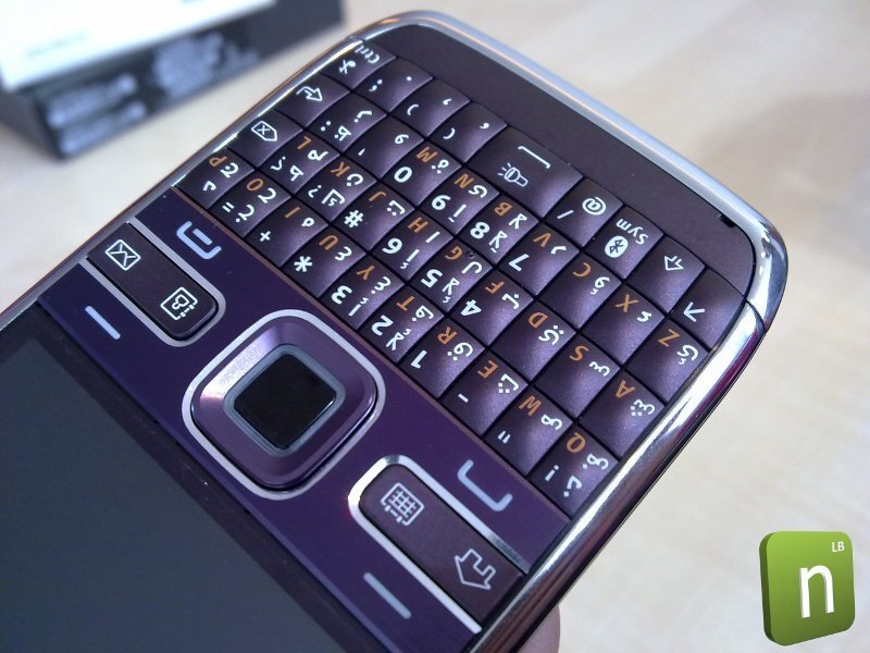 Nokia E72 ve fialové barvě