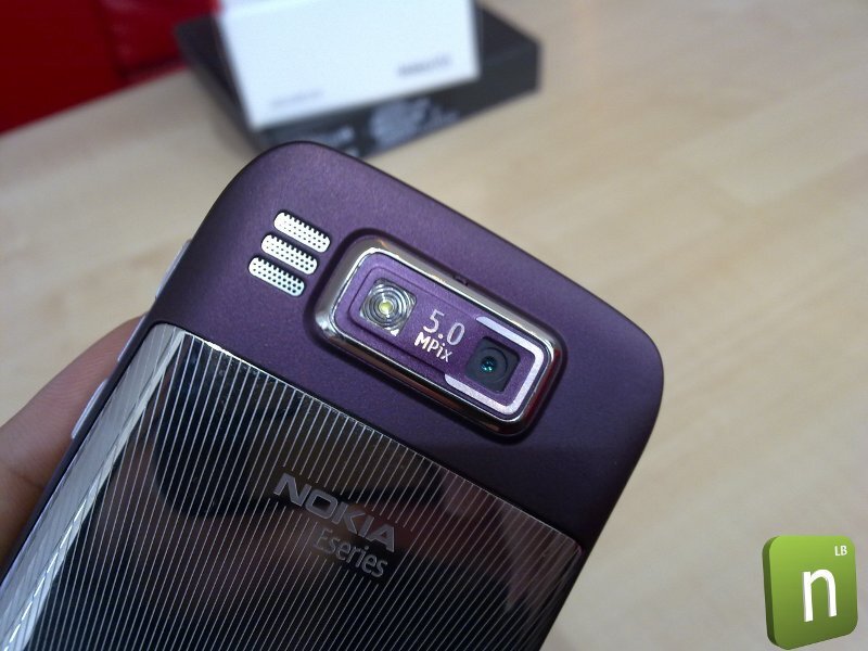 Nokia E72 ve fialové barvě