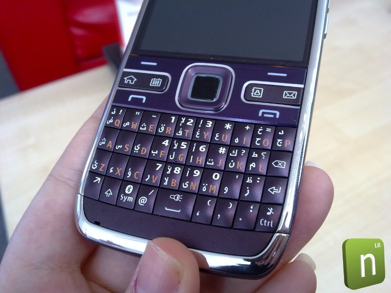 Nokia E72 ve fialové barvě