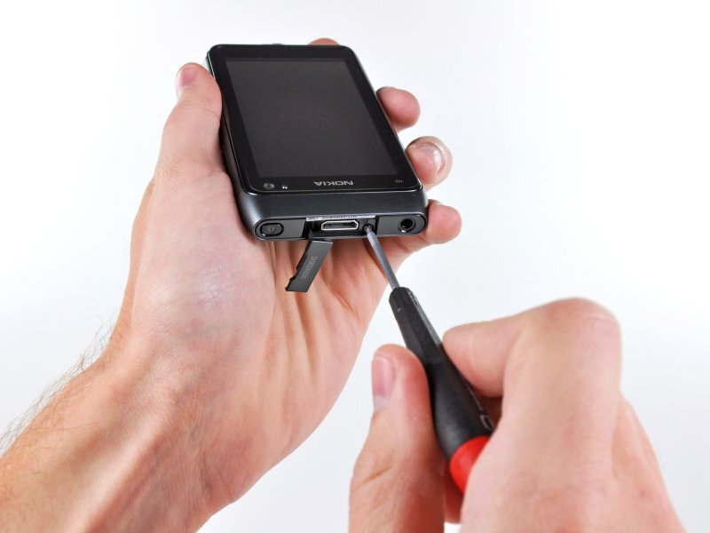 Nokia N8 rozebrána do posledního šroubku