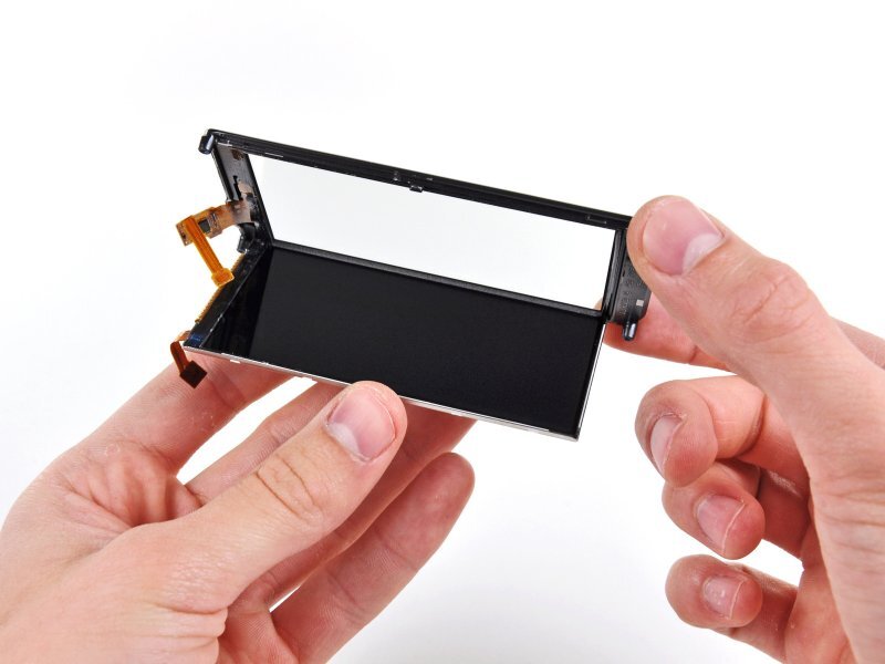 Nokia N8 rozebrána do posledního šroubku