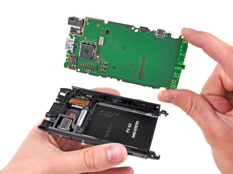 Nokia N8 rozebrána do posledního šroubku