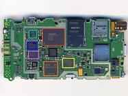 Nokia N8 rozebrána do posledního šroubku