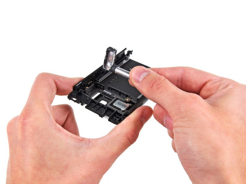 Nokia N8 rozebrána do posledního šroubku