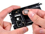 Nokia N8 rozebrána do posledního šroubku