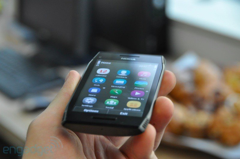 Nokia X7 - první živé fotografie