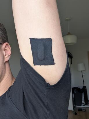 Nošení Fitbit Air (zdroj: Reddit)