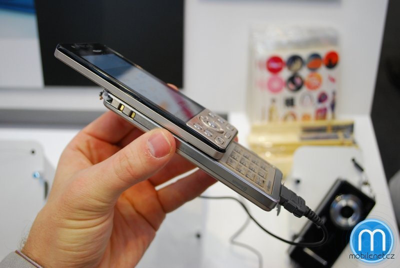 Panasonic P-03C LUMIX