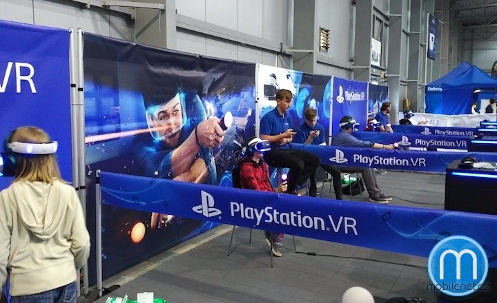 PlayStation VR na veletrhu (na šířku)