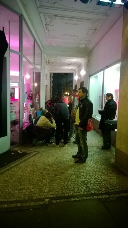 Před prodejnou T-Mobile se nalézá zhruba 35 lidí