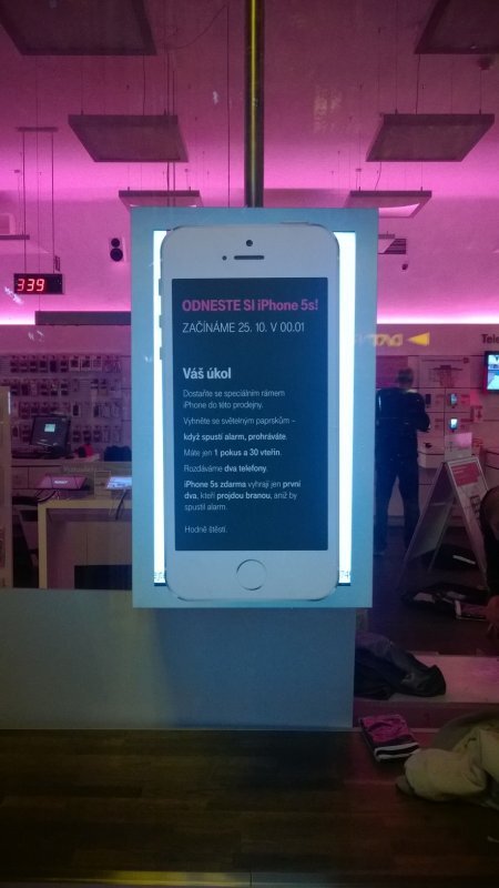 Před prodejnou T-Mobile se nalézá zhruba 35 lidí