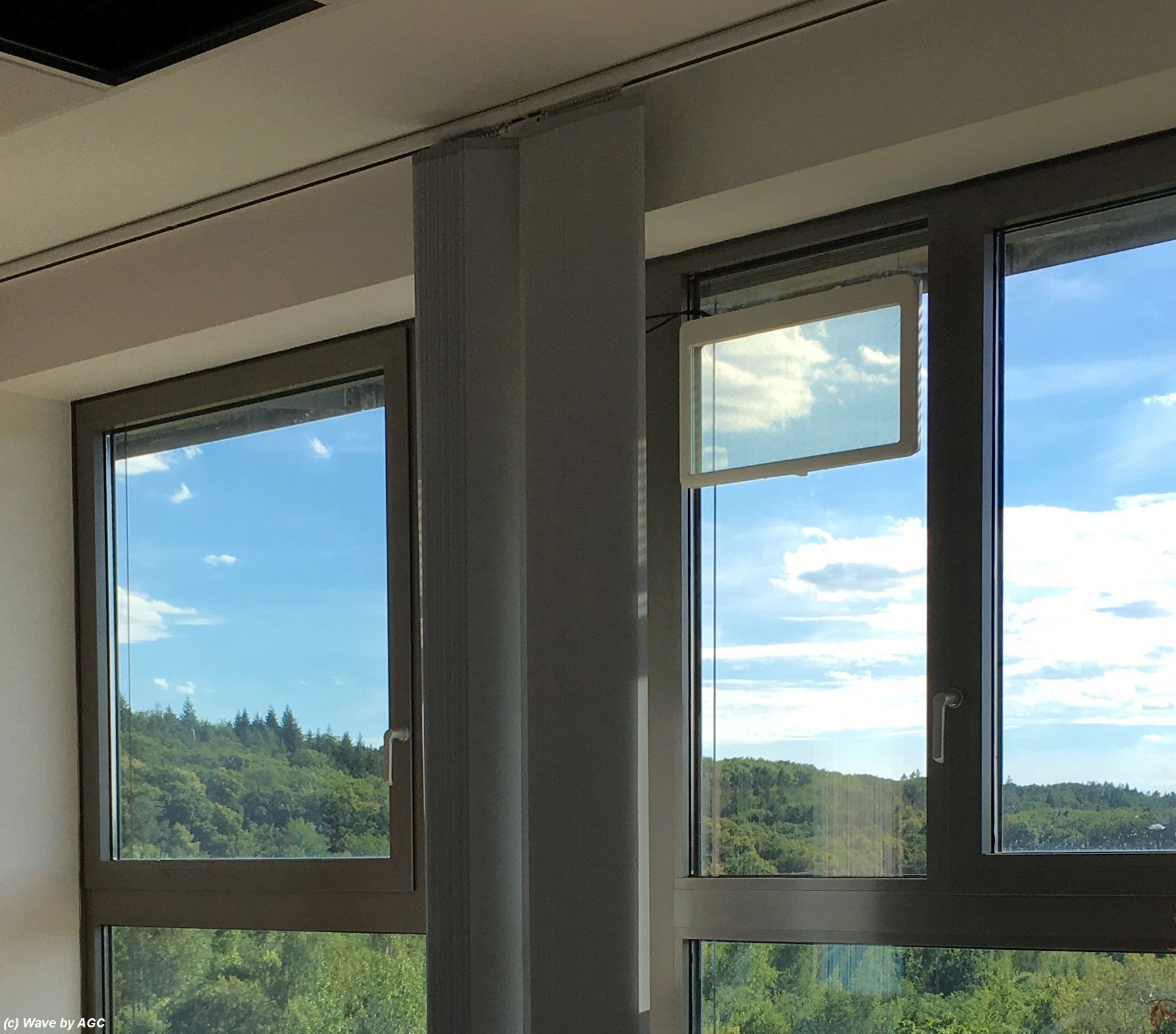 Průhledné skleněné antény a okenní sklo s nižším útlumem signálu
