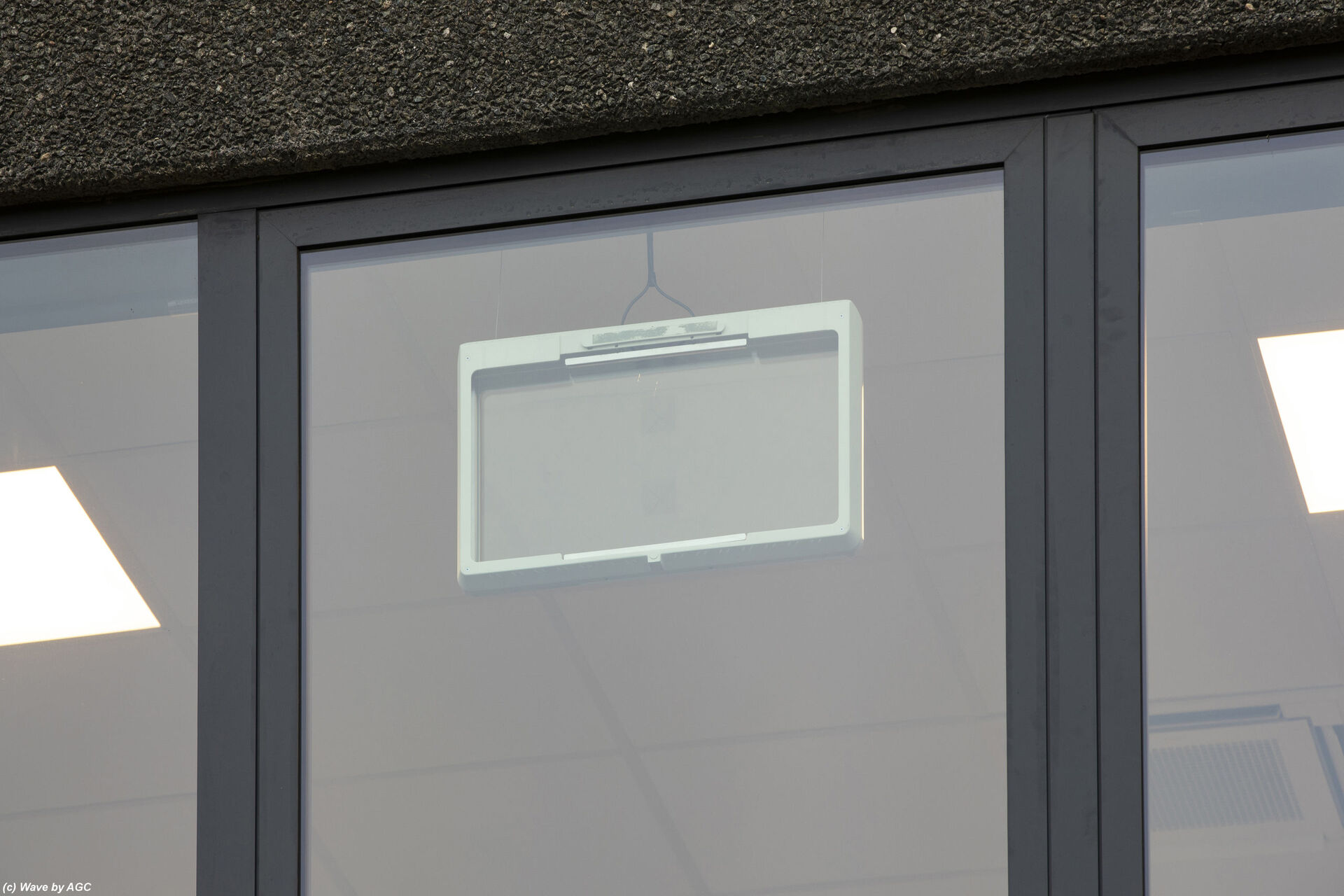 Průhledné skleněné antény a okenní sklo s nižším útlumem signálu