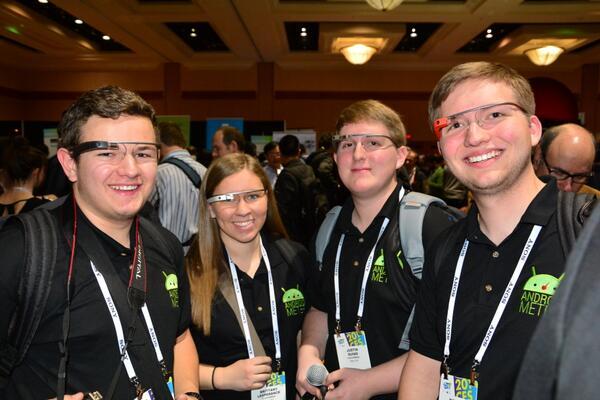 Psali jste si o fotku lidí s Google Glass - zde máte rovnou 4 :). 3x 2. generace, 1x 1. ge