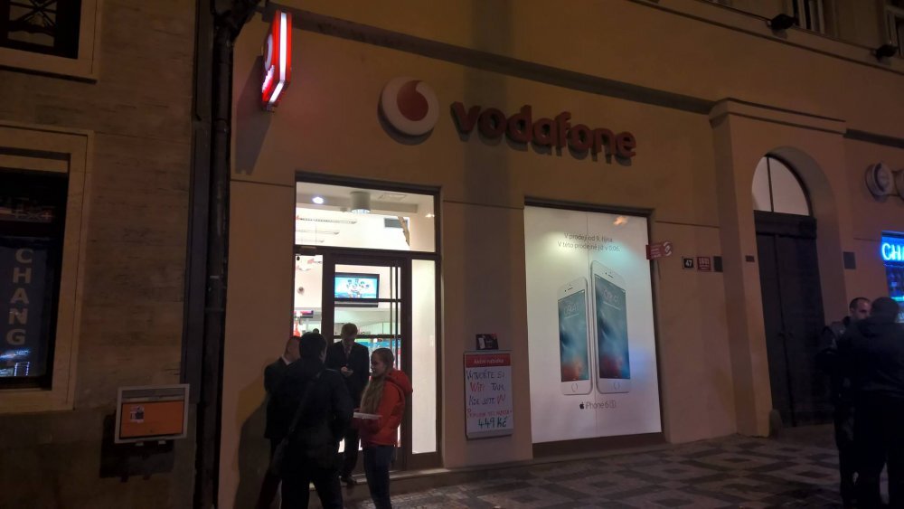 Půlnoční prodej iPhonů