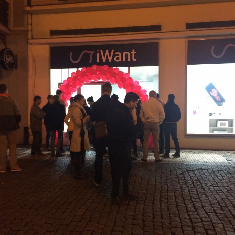 Půlnoční prodej iPhonů