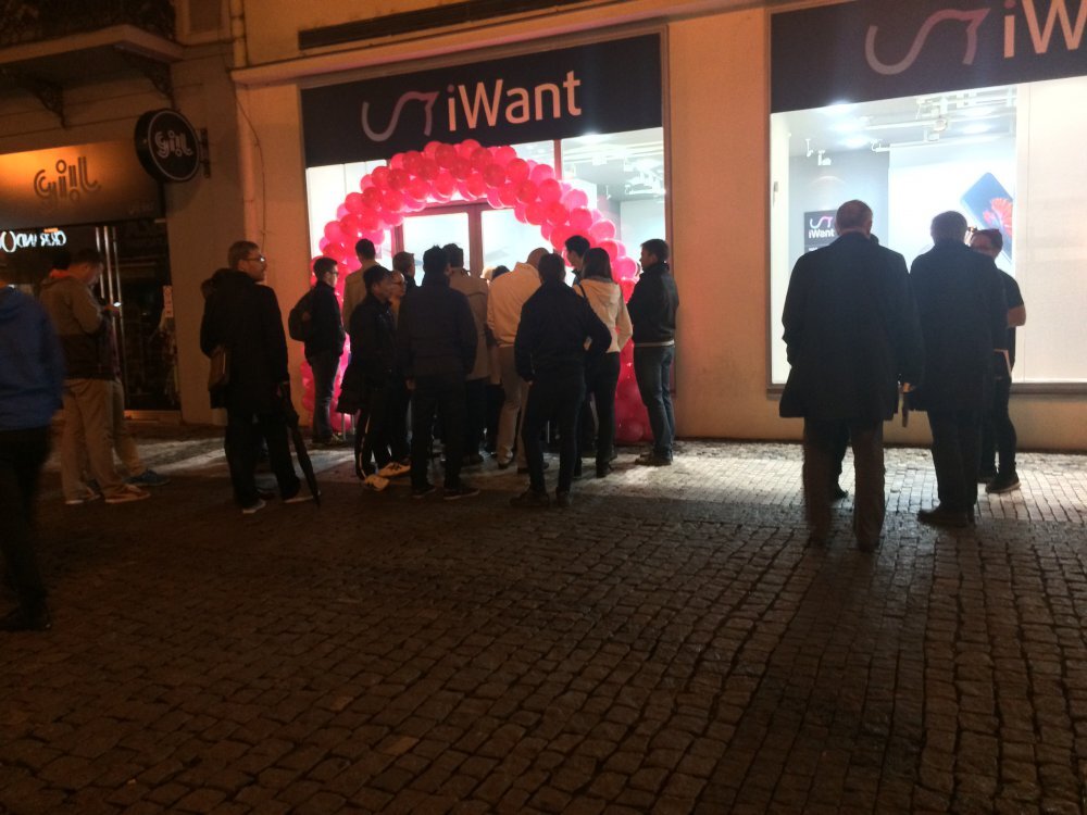 Půlnoční prodej iPhonů