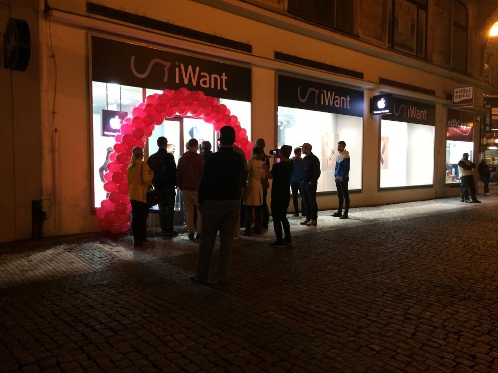 Půlnoční prodej iPhonů