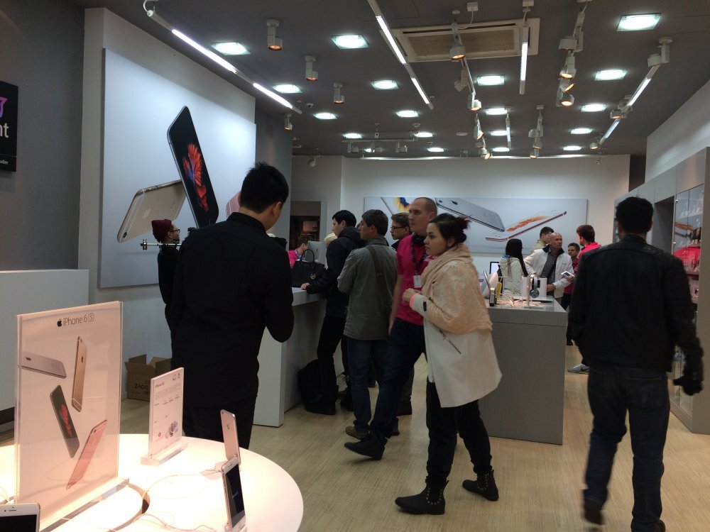 Půlnoční prodej iPhonů