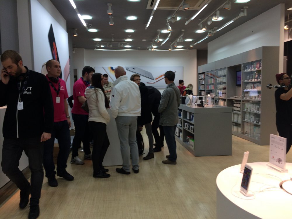 Půlnoční prodej iPhonů