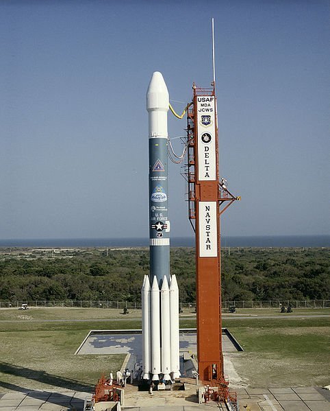 Raketa Delta II, připravená vynést satelit GPS v roce 1993
