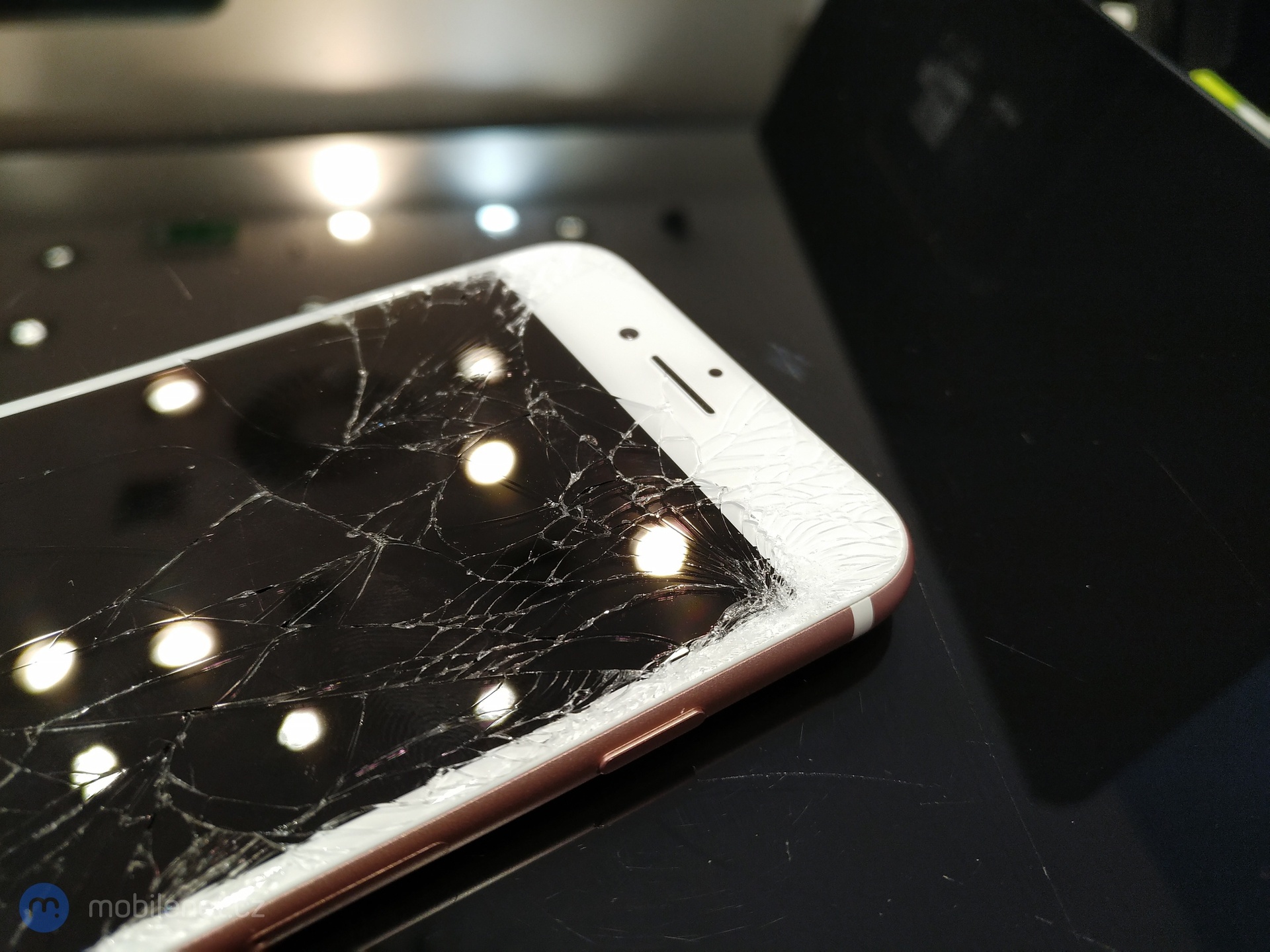 Rozbité sklo displeje na Apple iPhone 7