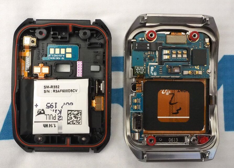 rozebraný Samsung Gear Live