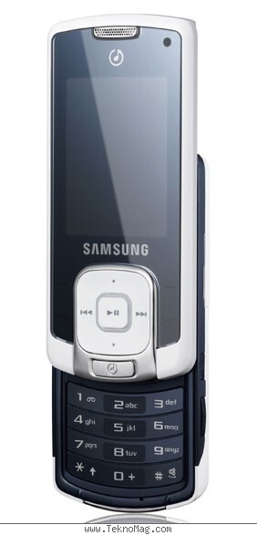 Samsung F330: vysouvací mág stvořený pro hudbu