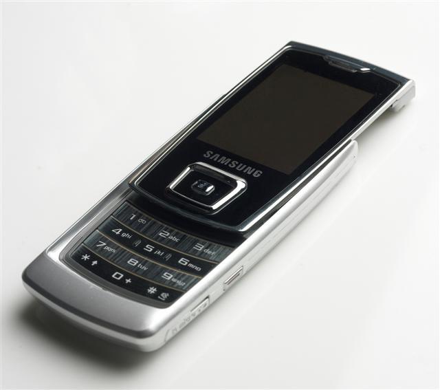 Samsung F700