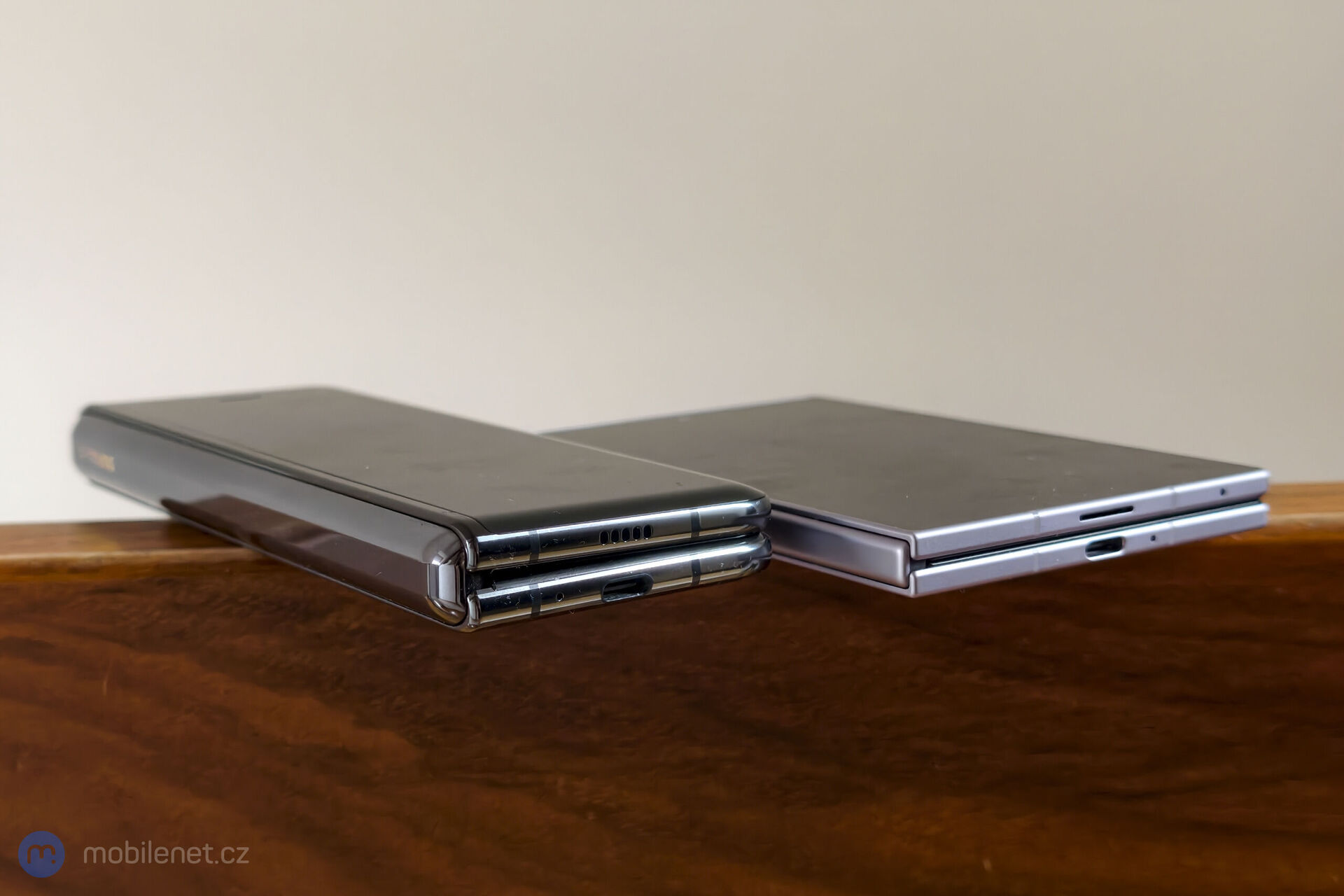 Samsung Galaxy Fold a Samsung Galaxy Z Fold8
