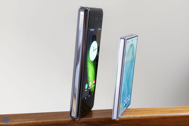 Samsung Galaxy Fold a Samsung Galaxy Z Fold8