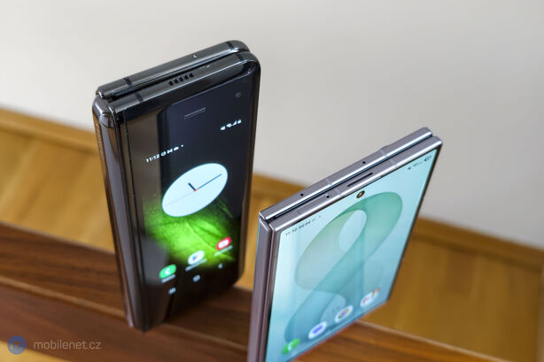 Samsung Galaxy Fold a Samsung Galaxy Z Fold8