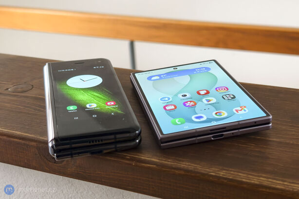 Samsung Galaxy Fold a Samsung Galaxy Z Fold8